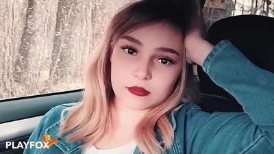 Keçika seksî bi kêfxweşî qerta dakêşanê dimije