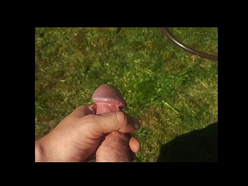 ❤️ Keçika germ di bexçeyek havînê de pisîka xwe ya pembe diqelişe û bi şuştinê dixe. ❤❌ Tenê porno li me ku.xxxifuck.ru ❌❤